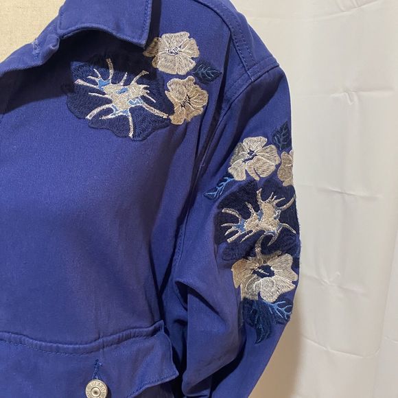 LULAROE Women's Blue Stretch Jean Jacket Size L Embroidered Flower Pockets - Picture 3 of 10